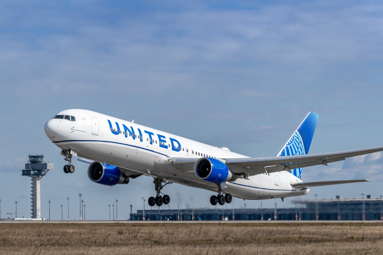 Ein Flugzeug der Fluggesellschaft United Airlines am Flughafen Berlin Brandenburg
