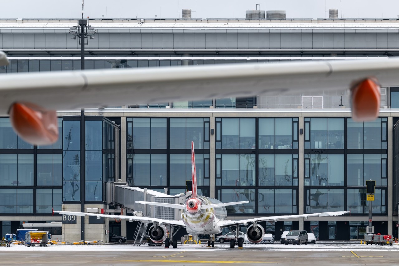 Ein Flugzeug an einer Flughafenterminal