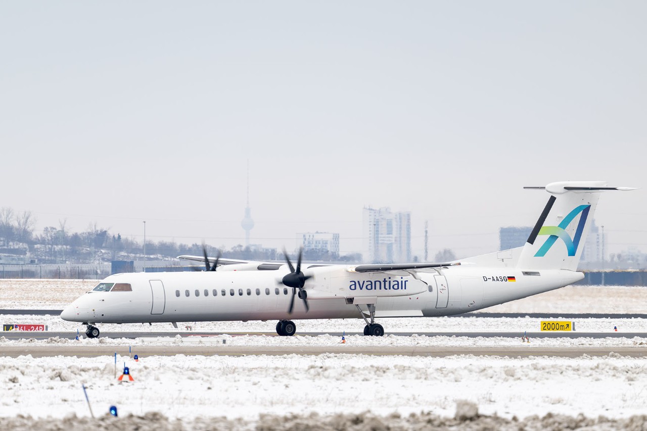 Ein Flugzeug der Fluggesellschaft Air Uniqon steht auf dem winterlichen Vorfeld.