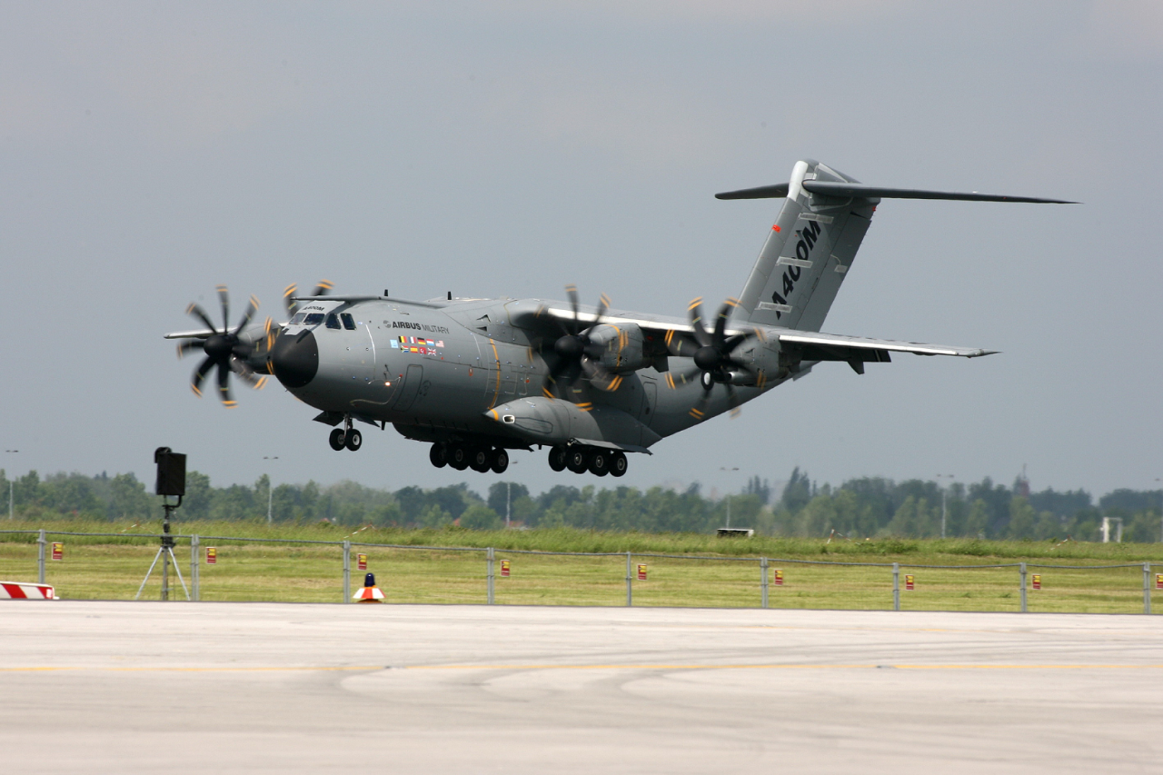 Der Militärtransporter A400M im Flug auf der ILA 2010.