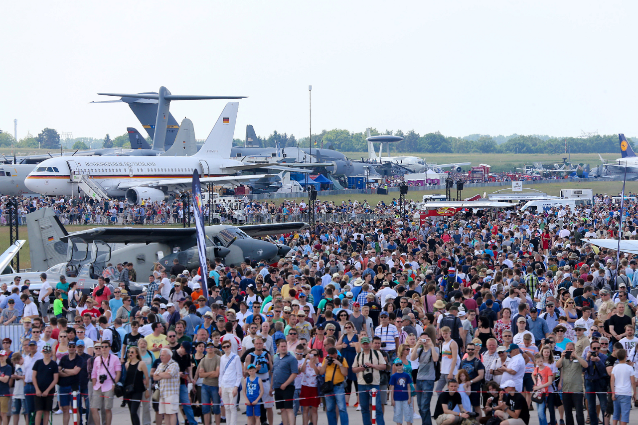 ILA 2016: Vielen Menschen auf dem Vorfeld. Im Hintergrund Flugzeuge, die ausgestellt werden.