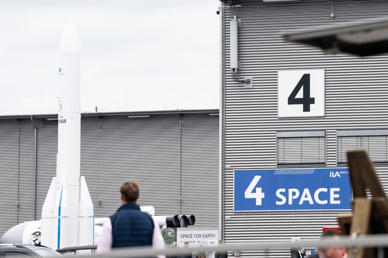 Modell einer Rakete vor dem Space Center 