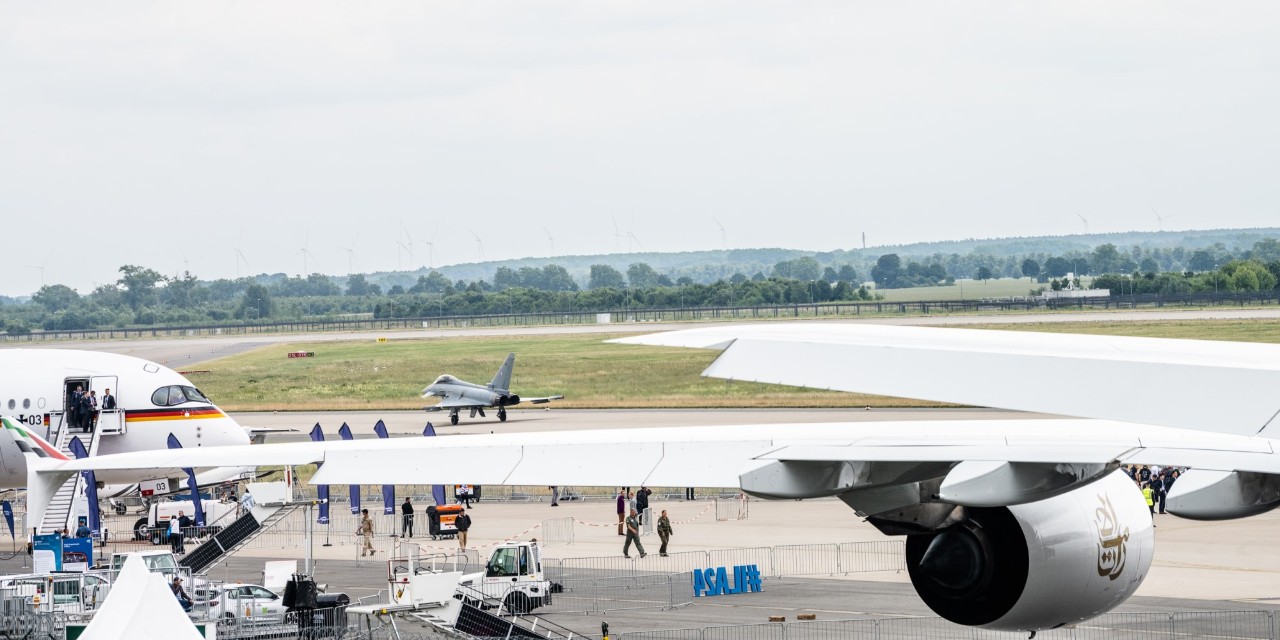 Verschiedene Flugzeuge auf dem Vorfeld der ILA. 