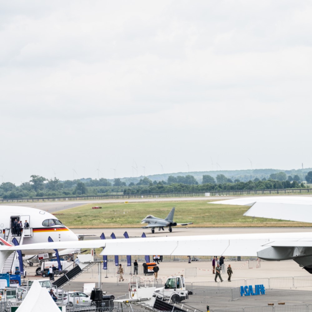 Verschiedene Flugzeuge auf dem Vorfeld der ILA. 