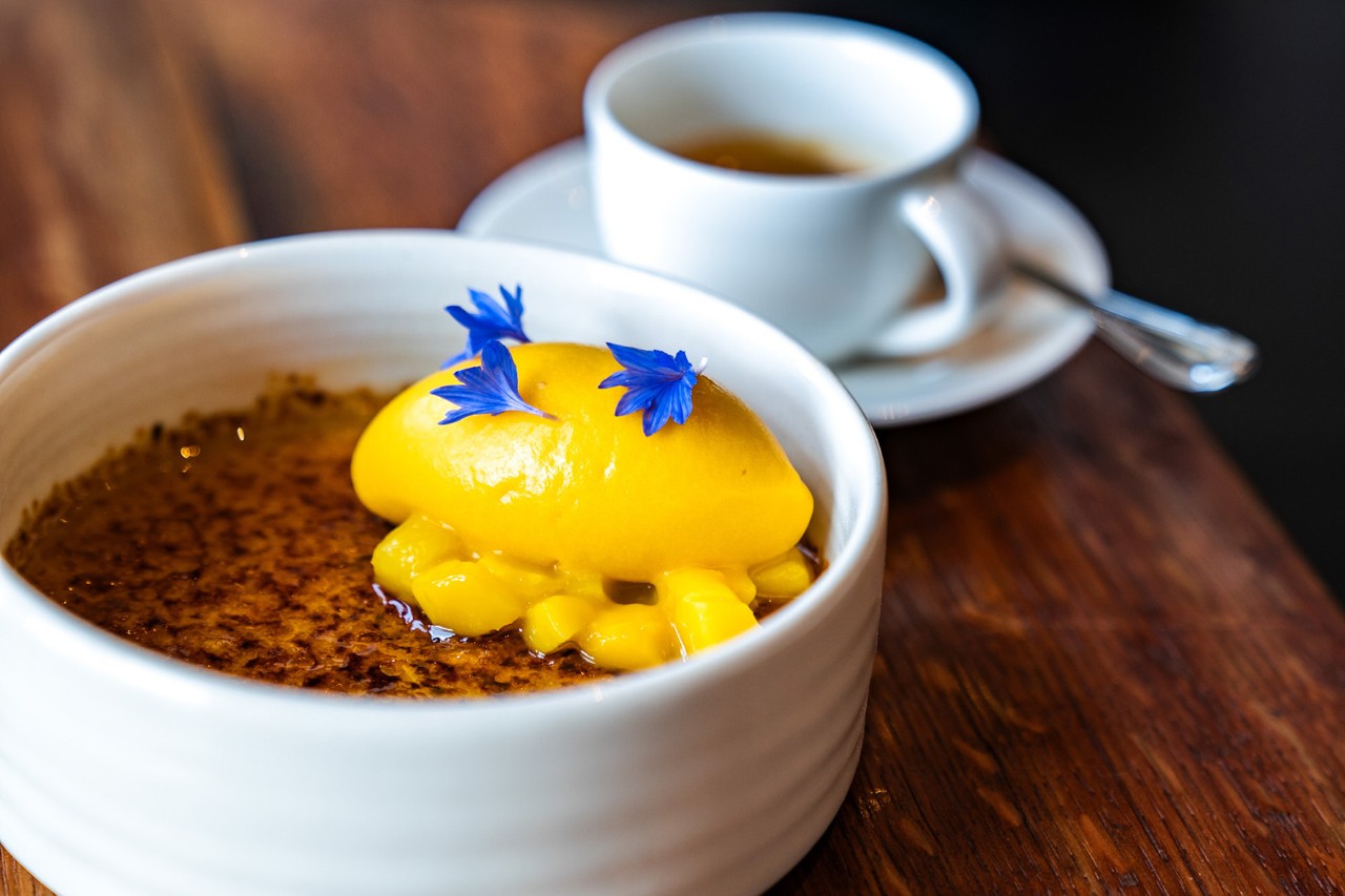 Ein Dessert in einer Schale und eine Tasse Kaffee