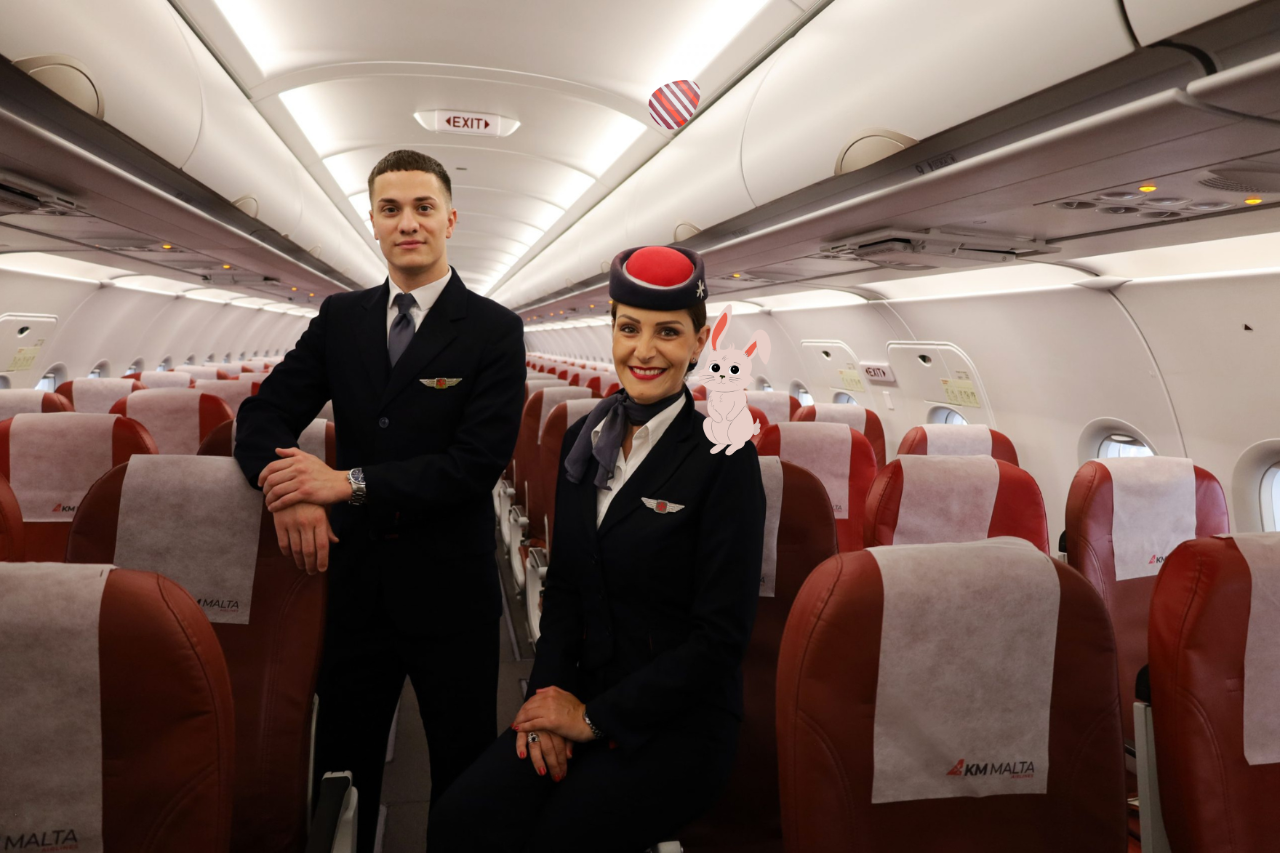 Das Innere eines Flugzeugs, in dem sich zwei Crewmitglieder aufhalten.