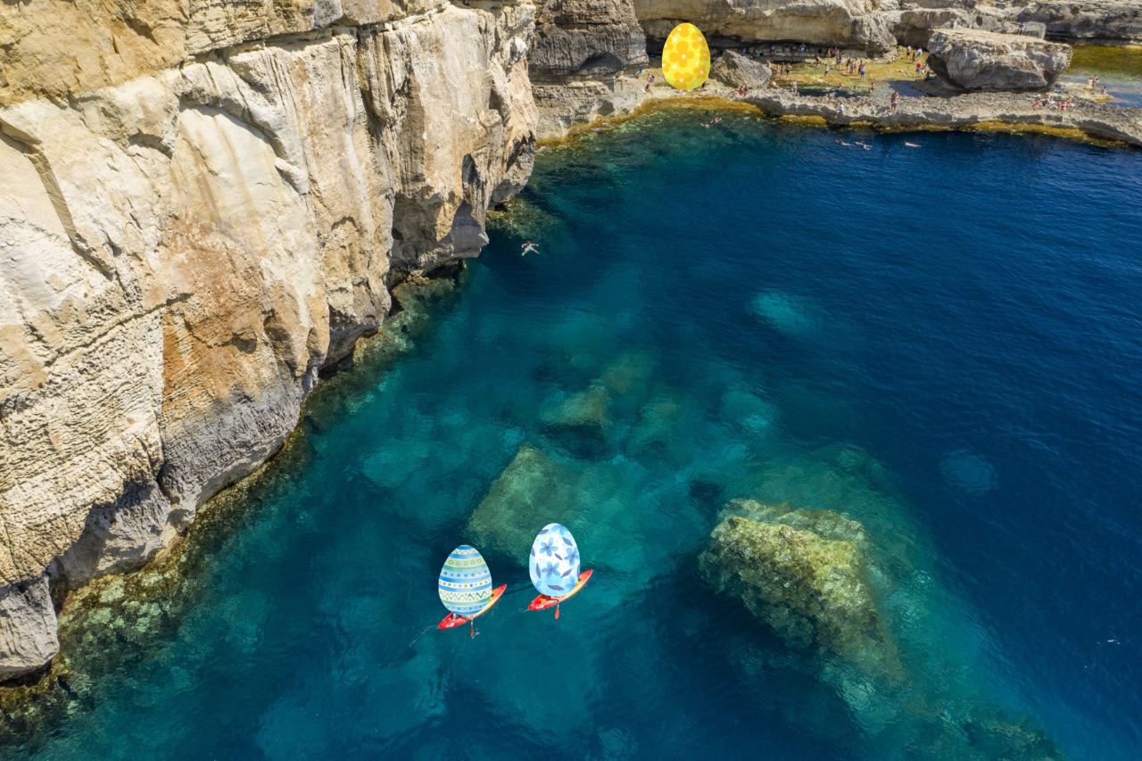 Eine Felsenküste mit Paddlern