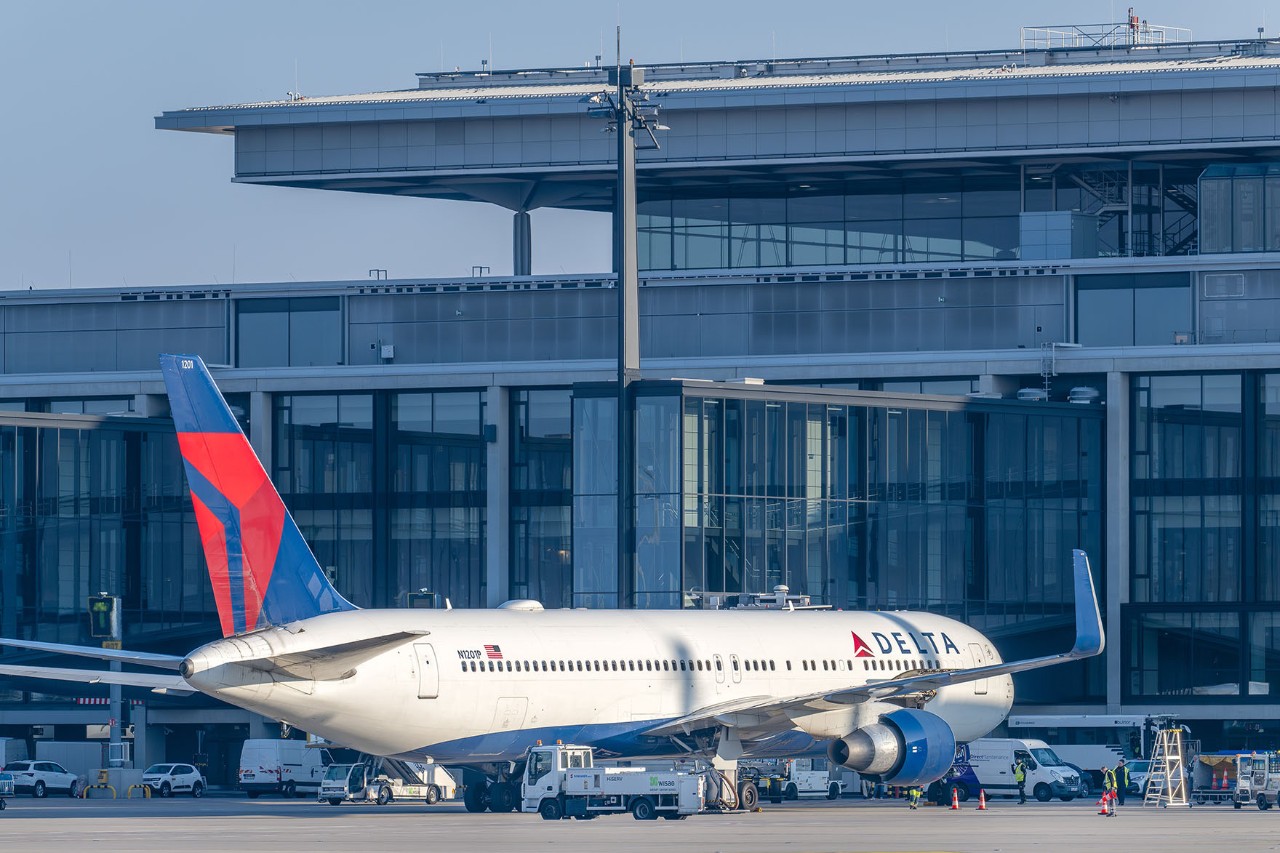 Delta Air Lines Flugzeug am Flughafen BER