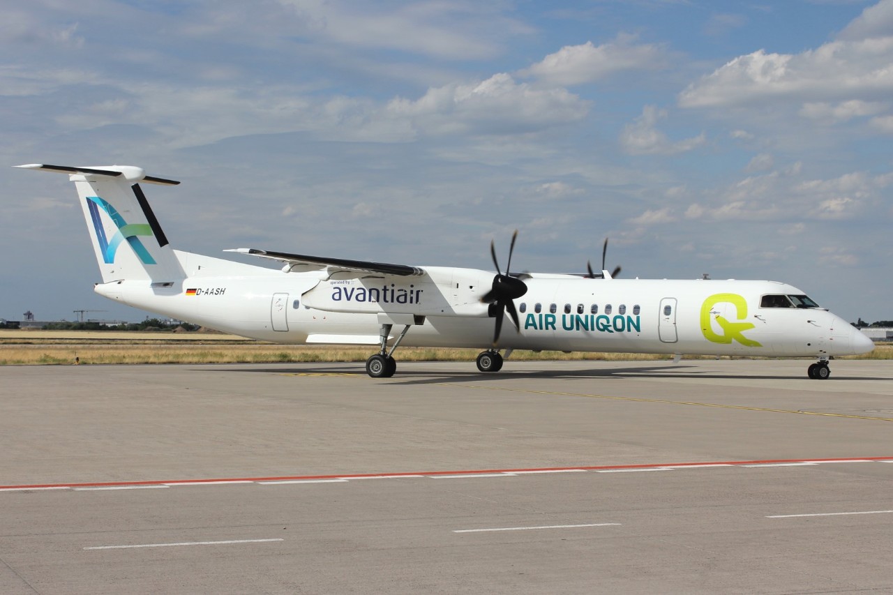 Flugzeug Air Uniqon auf Vorfeld