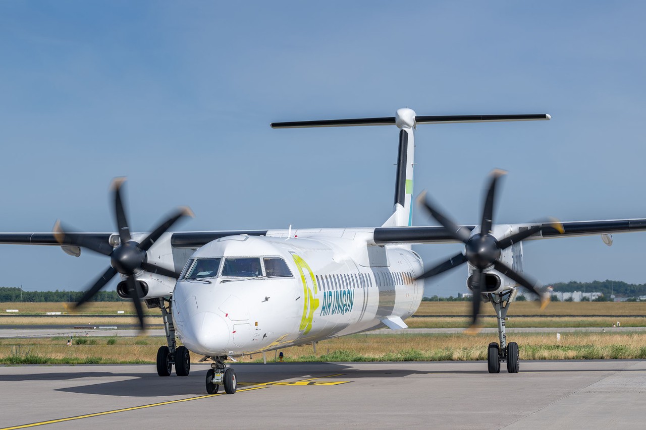 Flugzeug Air Uniqon auf Vorfeld