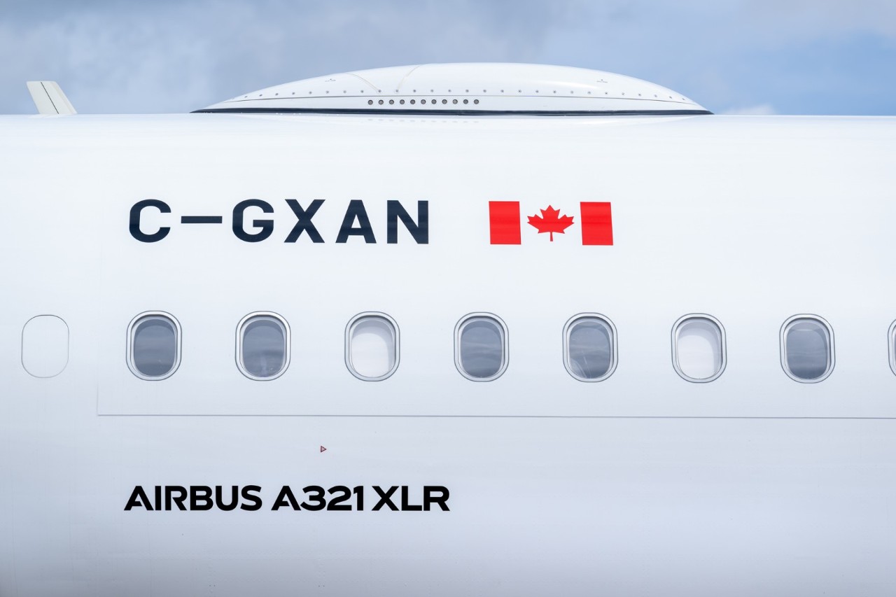 Detailaufnahme vom Schriftzug "Airbus A321 XLR". Darüber das Logo Kanadas und die Kennung des Flugzeuges.