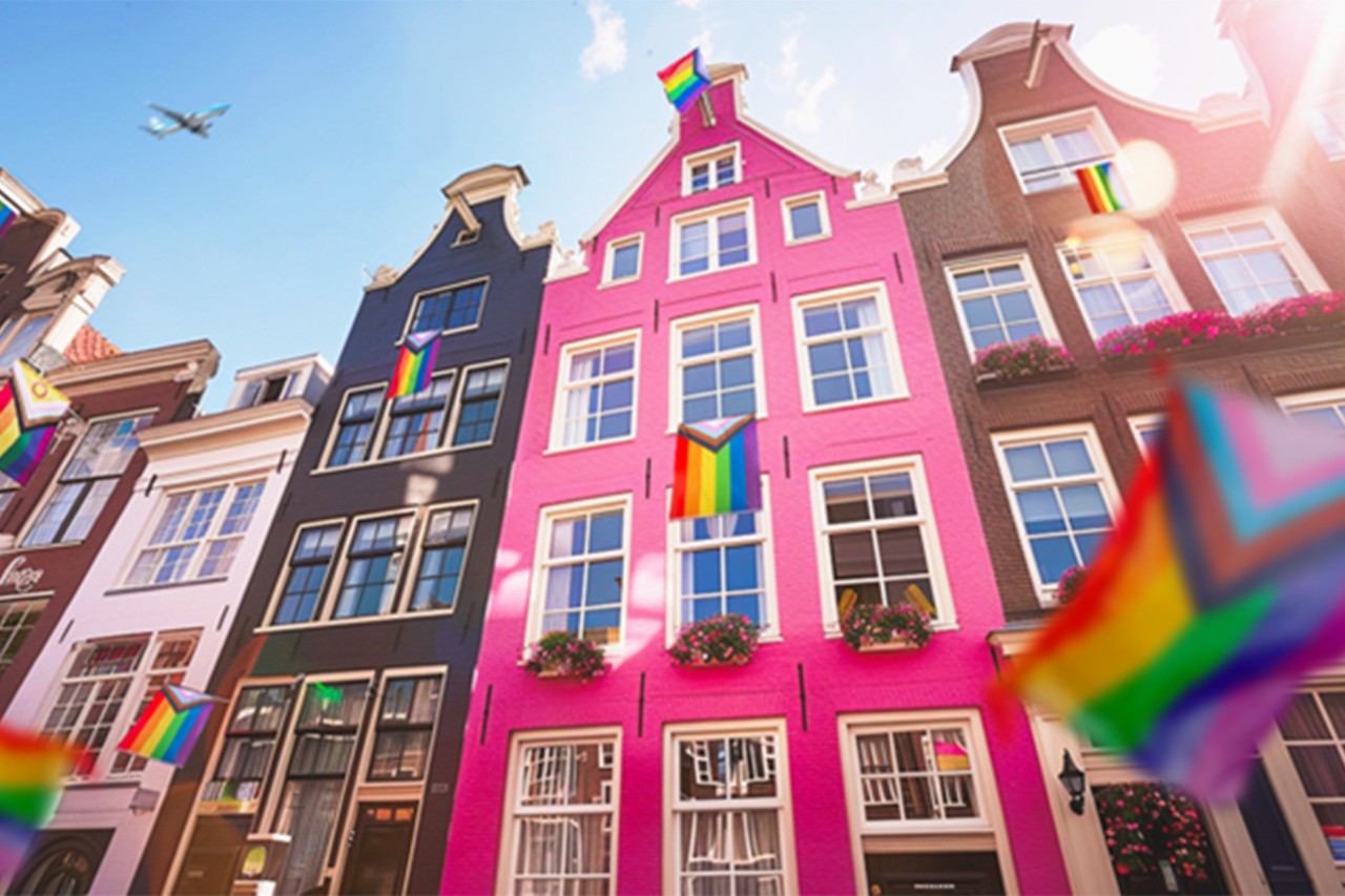 Mit Pride-Flaggen geschmückte Häuser
