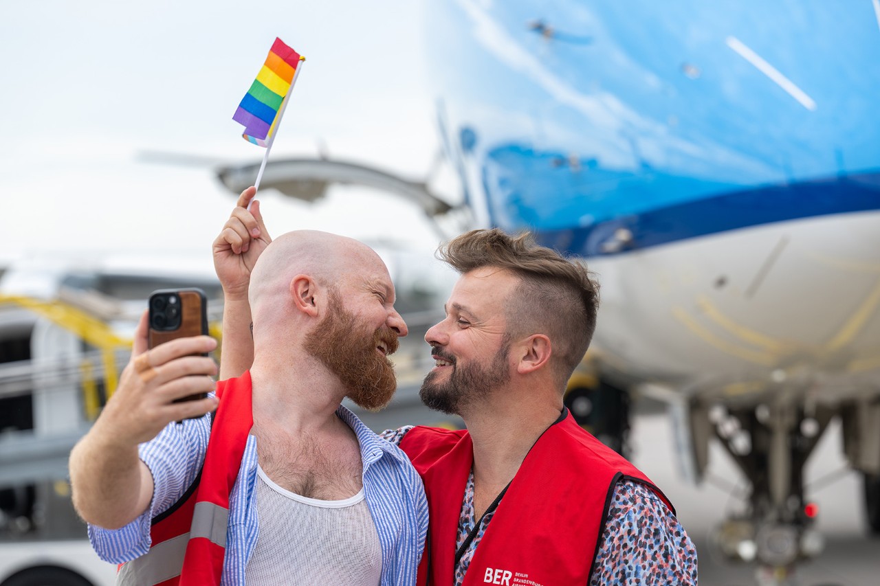 Ein Liebespaar vor einem KLM-Flugzeug