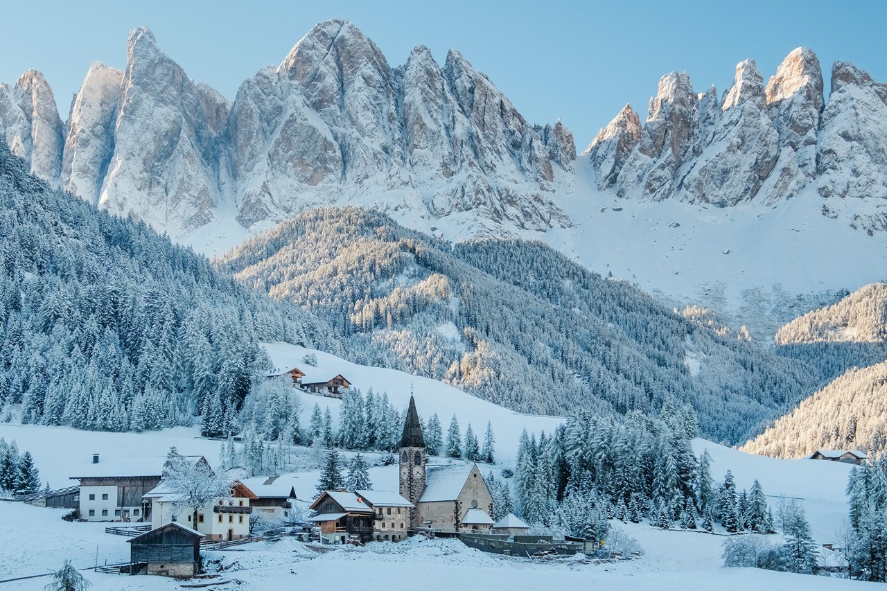 Ein kleines Dorf vor massiven Bergen