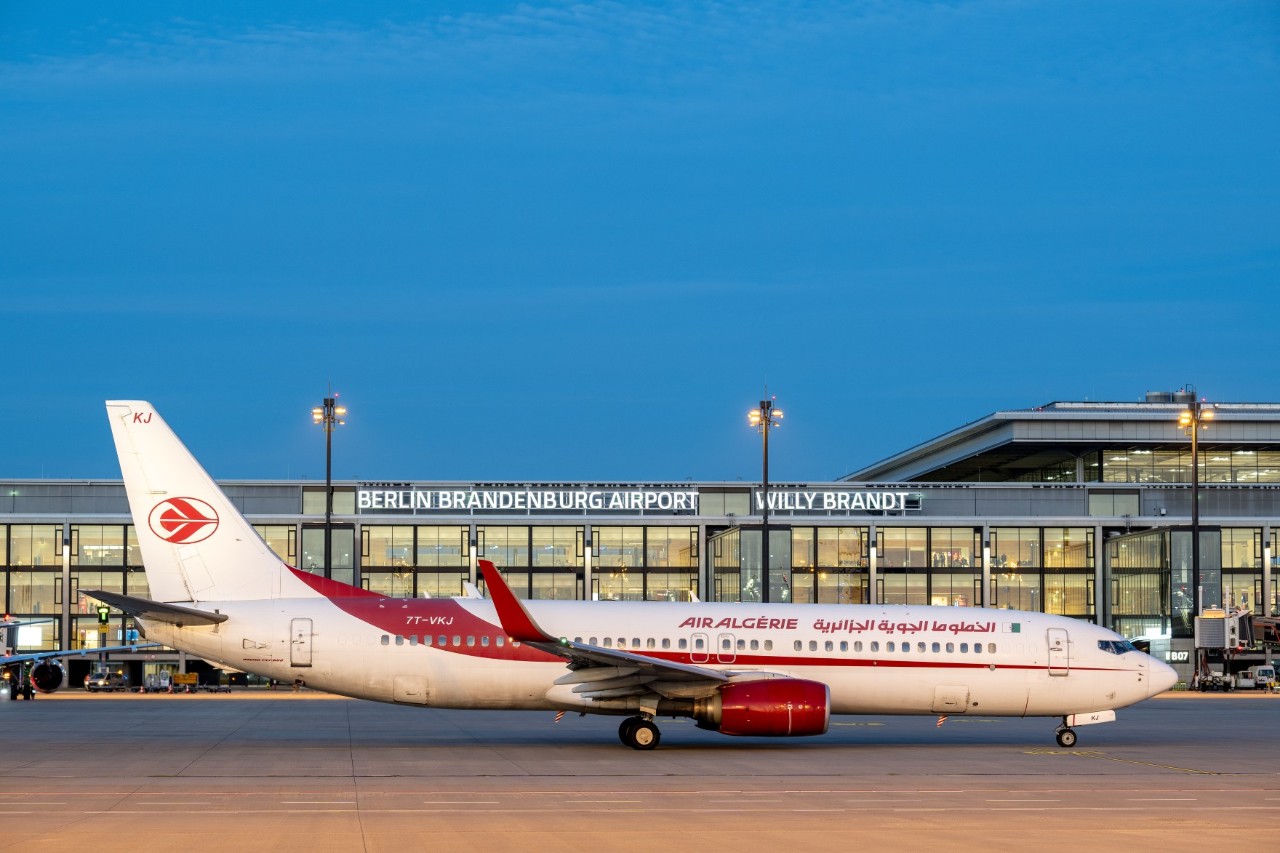 Flugzeug von Air Algérie am BER