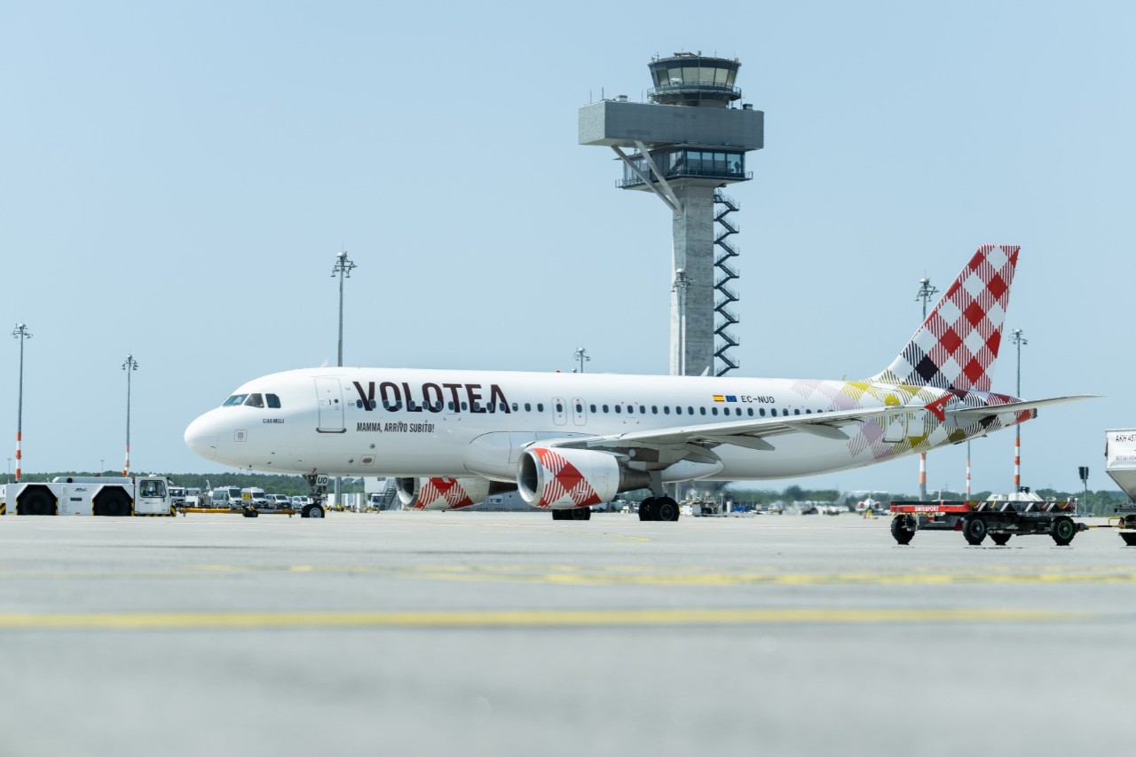 Flugzeug von Volotea auf dem Vorfeld des BER