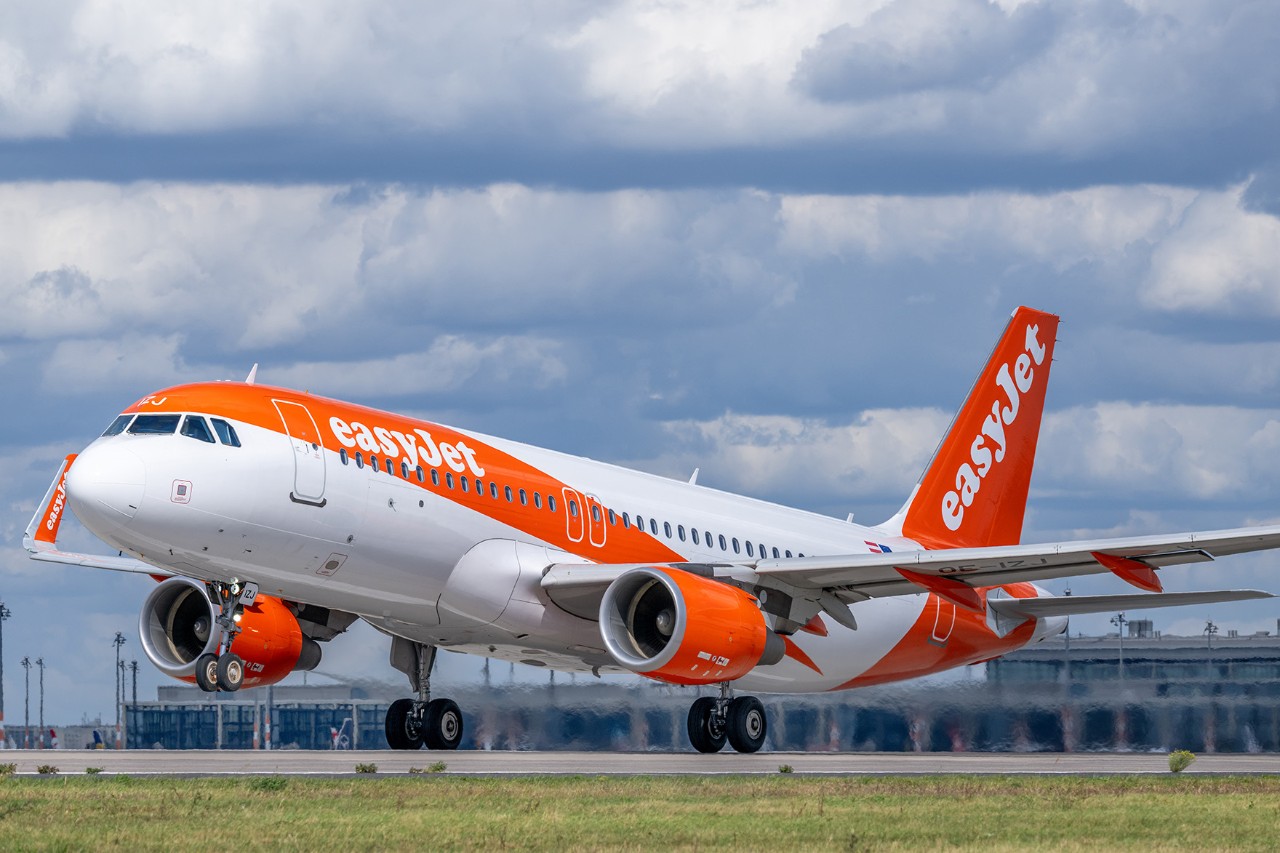 Flugzeug von easyJet auf dem Vorfeld des BER