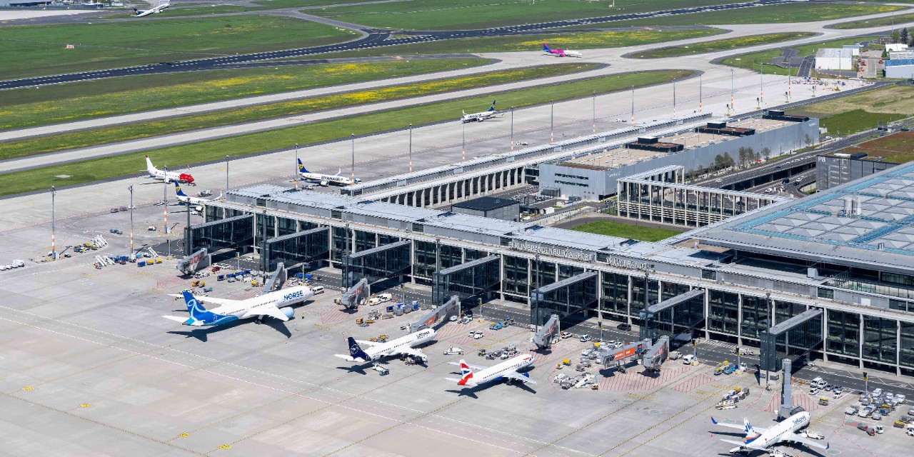 Luftbild vom Vorfeld BER mit Flugzeugen und den Terminals 1 und 2 