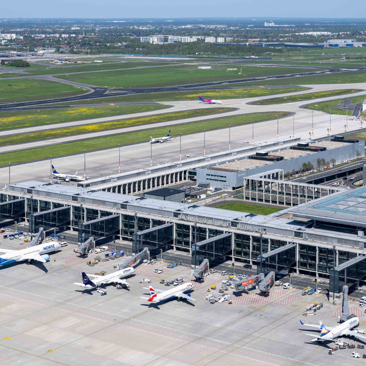 Vorfeld BER mit Flugzeugen und den Terminals 1 und 2 © Guenter Wicker / Flughafen Berlin Brandenburg GmbH