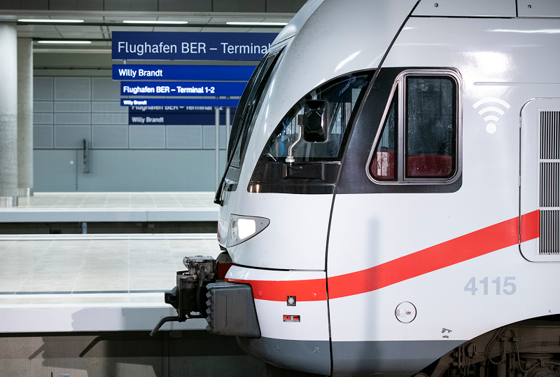 Intercity im Fernbahnhof direkt unter dem Terminal 1
