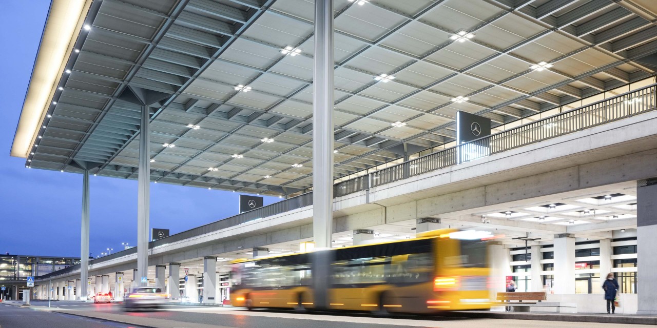 Blick auf die Bushaltstelle und die Check-in-Halle 