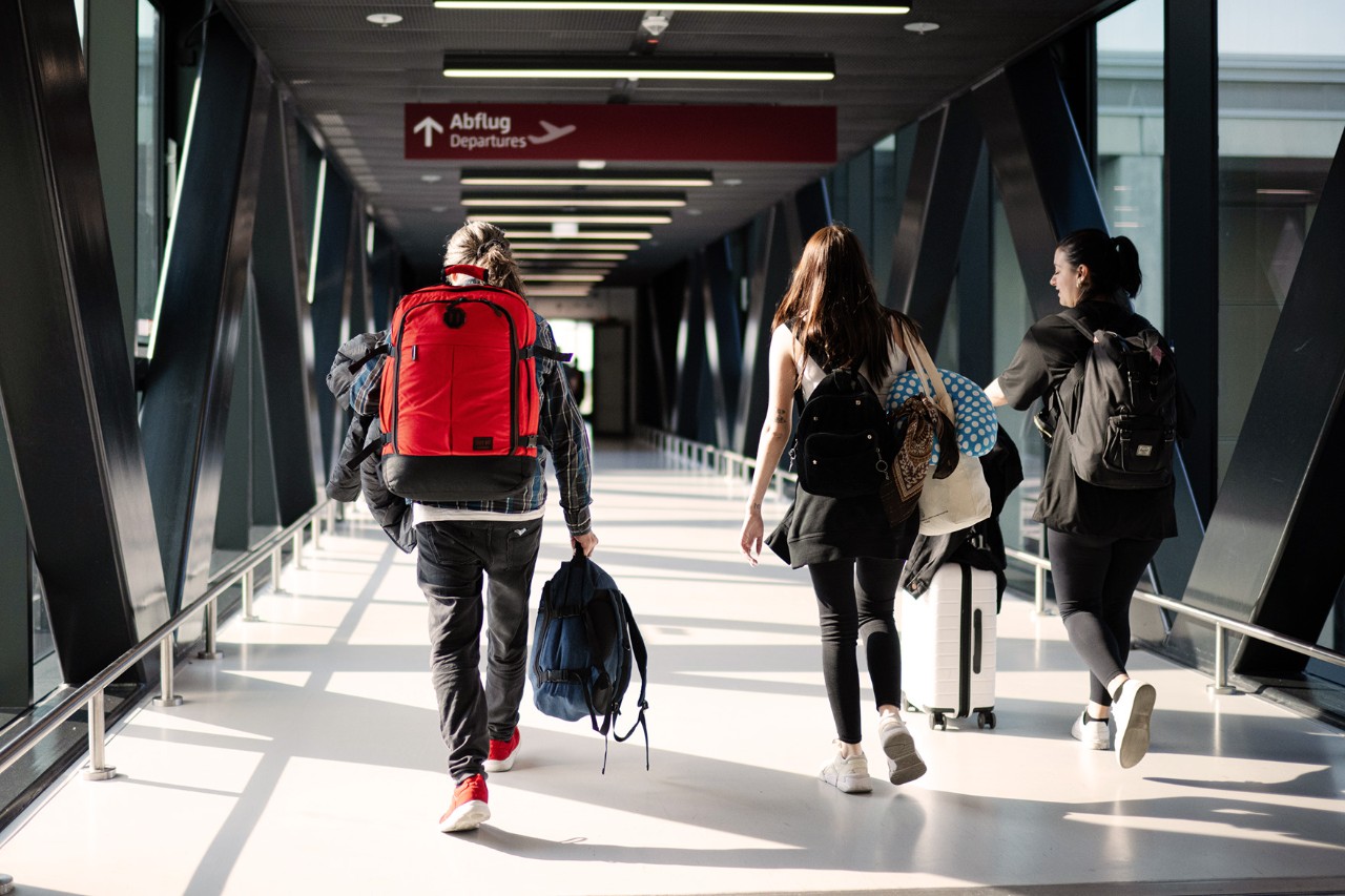 Reisende auf dem Weg vom T2 zum Gatebereich © Oliver Lang / Flughafen Berlin Brandenburg GmbH