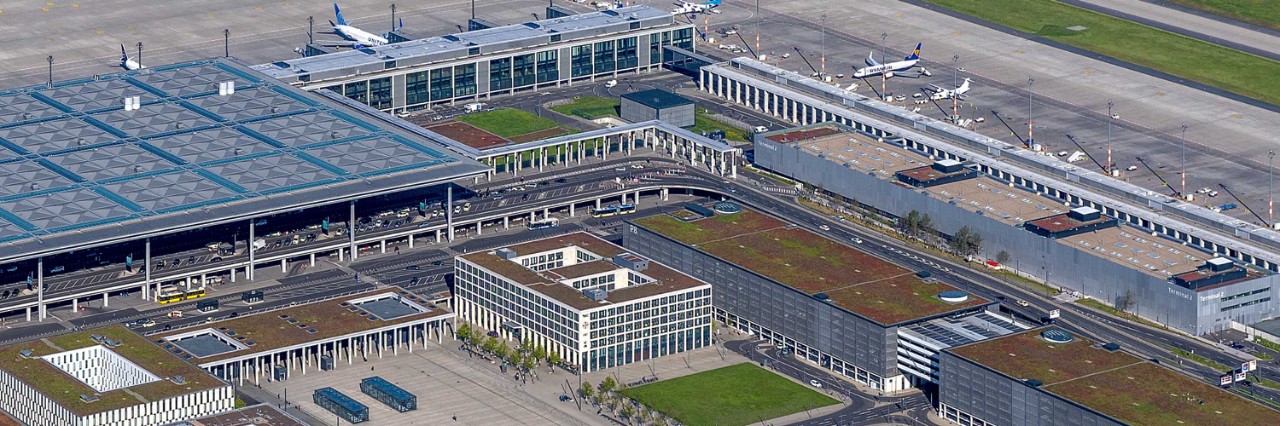 Lanschaft mit dem Flughafen BER im Hintergrund