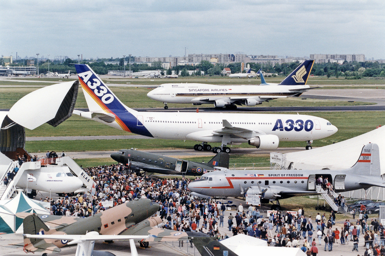 Verkehrs- und Transportmaschinen aus sechs Jahrzehnten stehen auf dem Display und Flugfeld während der Internationalen Luft- und Raumfahrtausstellung (ILA) 1998 in Berlin-Schönefeld.