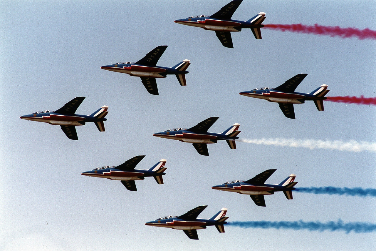 Flugzeuge der Patrouille de France in der Luft während der ILA 2000