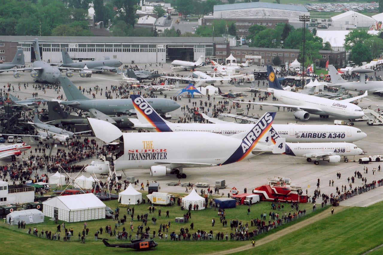 Blick auf das Display 1 der Internationalen Luft- und Raumfahrtausstellung (ILA): die Airbusfamilie mit dem A318, dem A340-600 und dem “Beluga”.