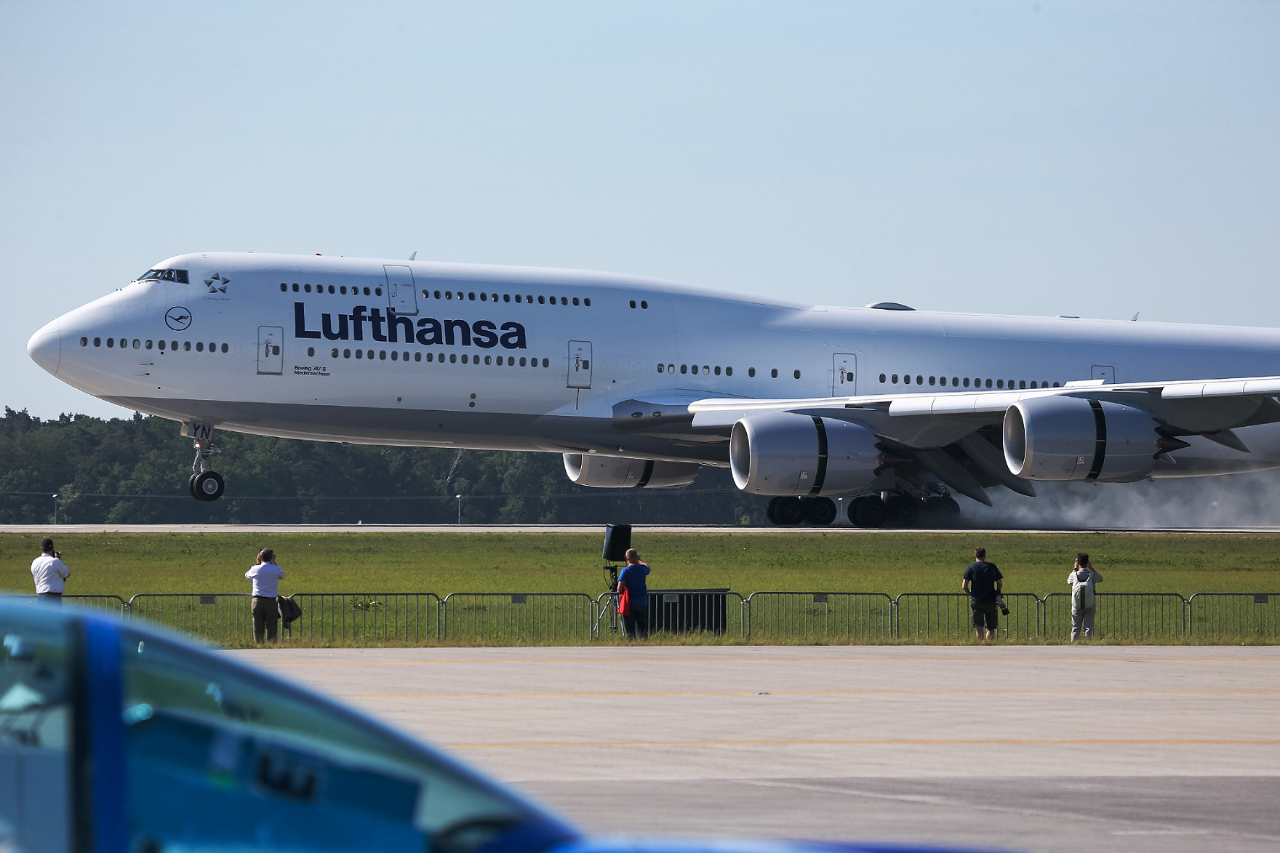 Die Boeing 747-8i der Lufthansa beim Aufsetzen auf der Landebahn auf der ILA 2014.