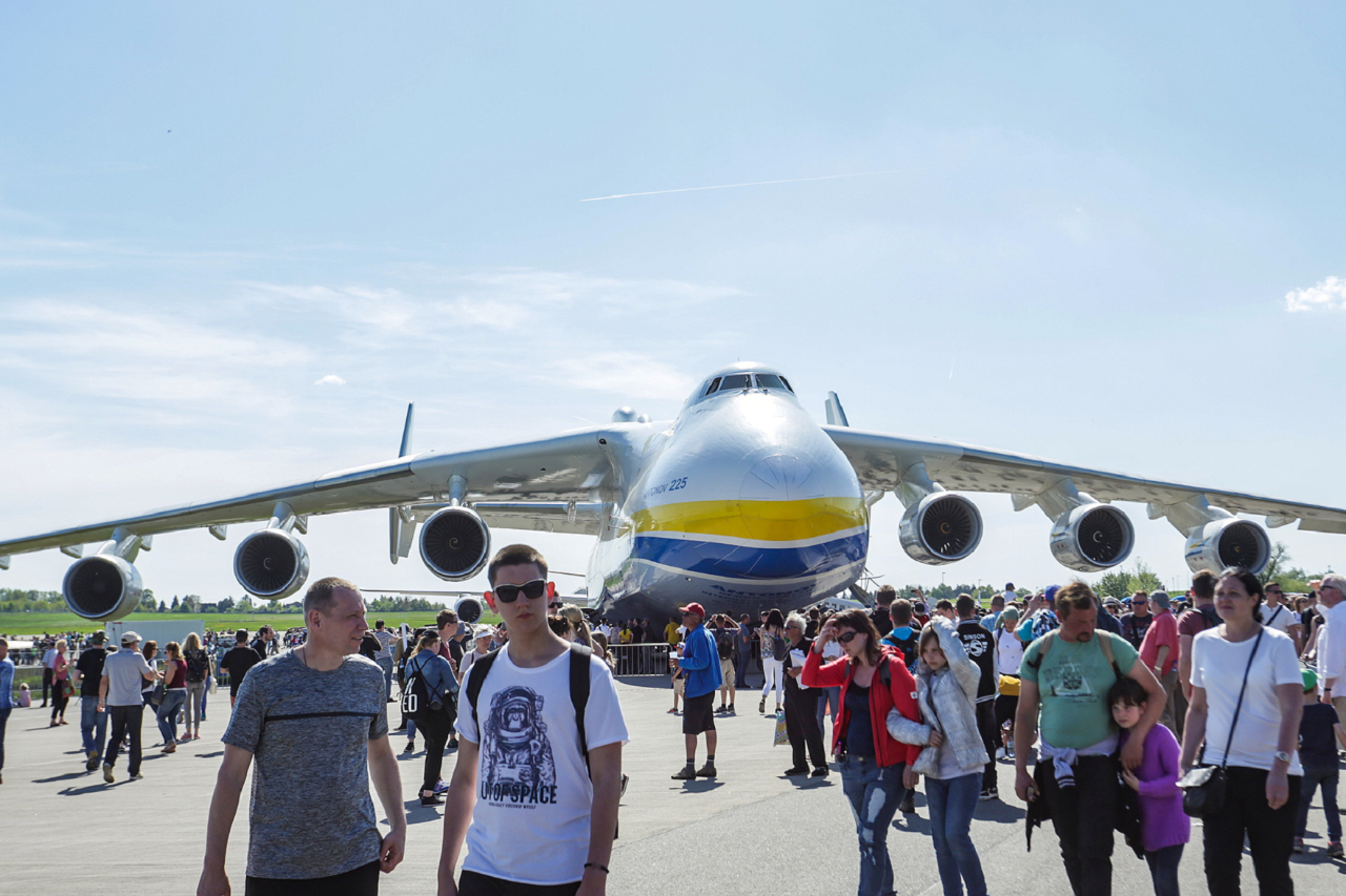 Antonov "Mrija" auf dem Static Display der ILA 2018. Davor Besuchende.
