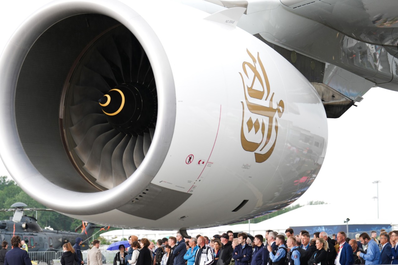 Personen unter der Turbine des A380