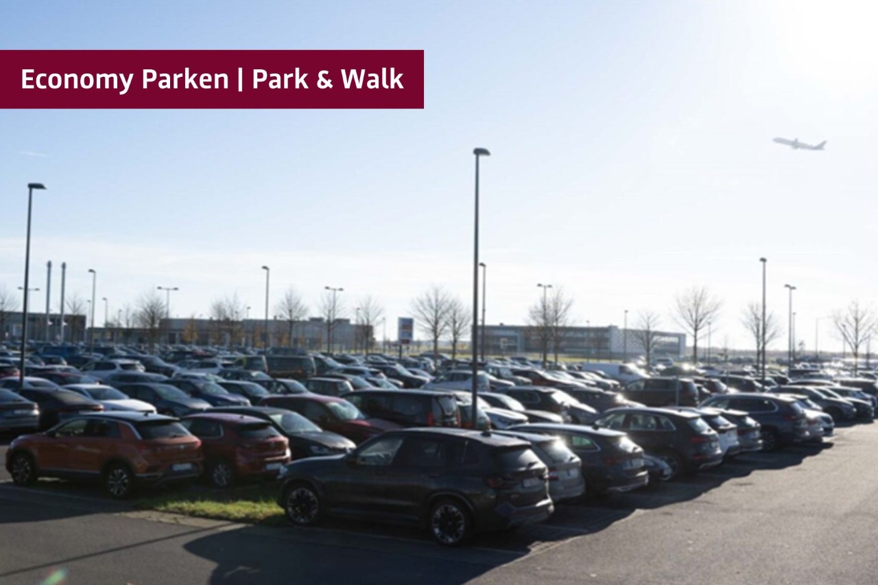 Parkplatz P104 mit Flugzeug im Hintergrund das fliegt