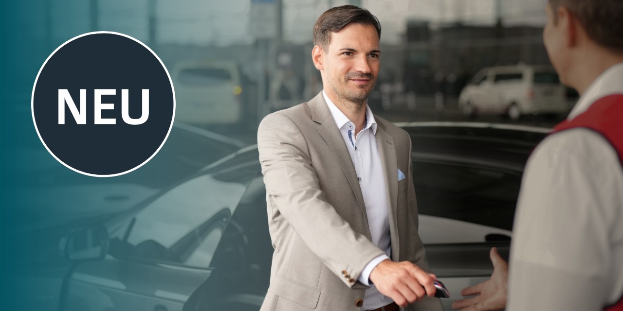 Mann übergibt seinen Autoschlüssel an Valet Mitarbeiter vor Terminal 1. Hinweis, dass es ein neues Service ist, der buchbar ist.