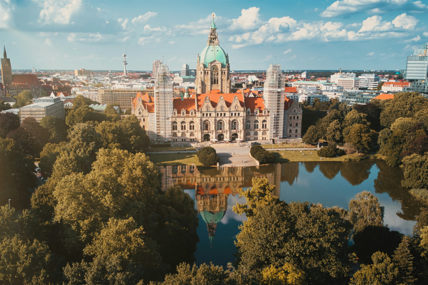 Mit Bus und Bahn von Hannover zum BER