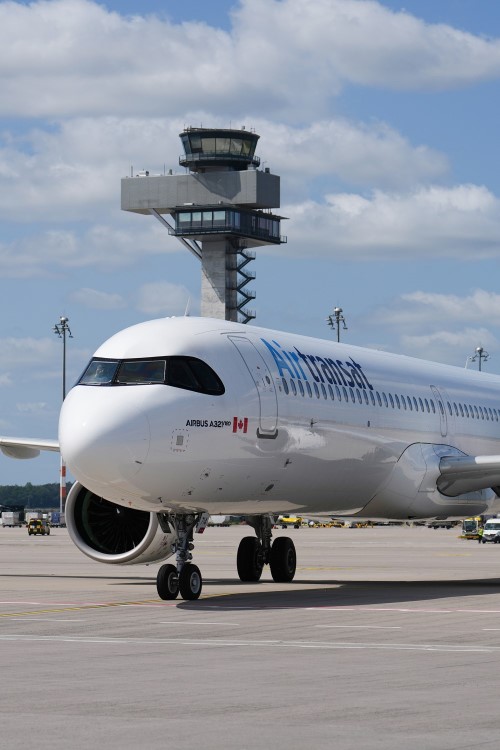 Air Transat Flugzeug auf dem Vorfeld am BER