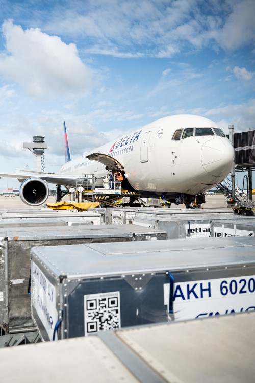 Flugzeug der Delta Air Lines auf dem Vorfeld am BER