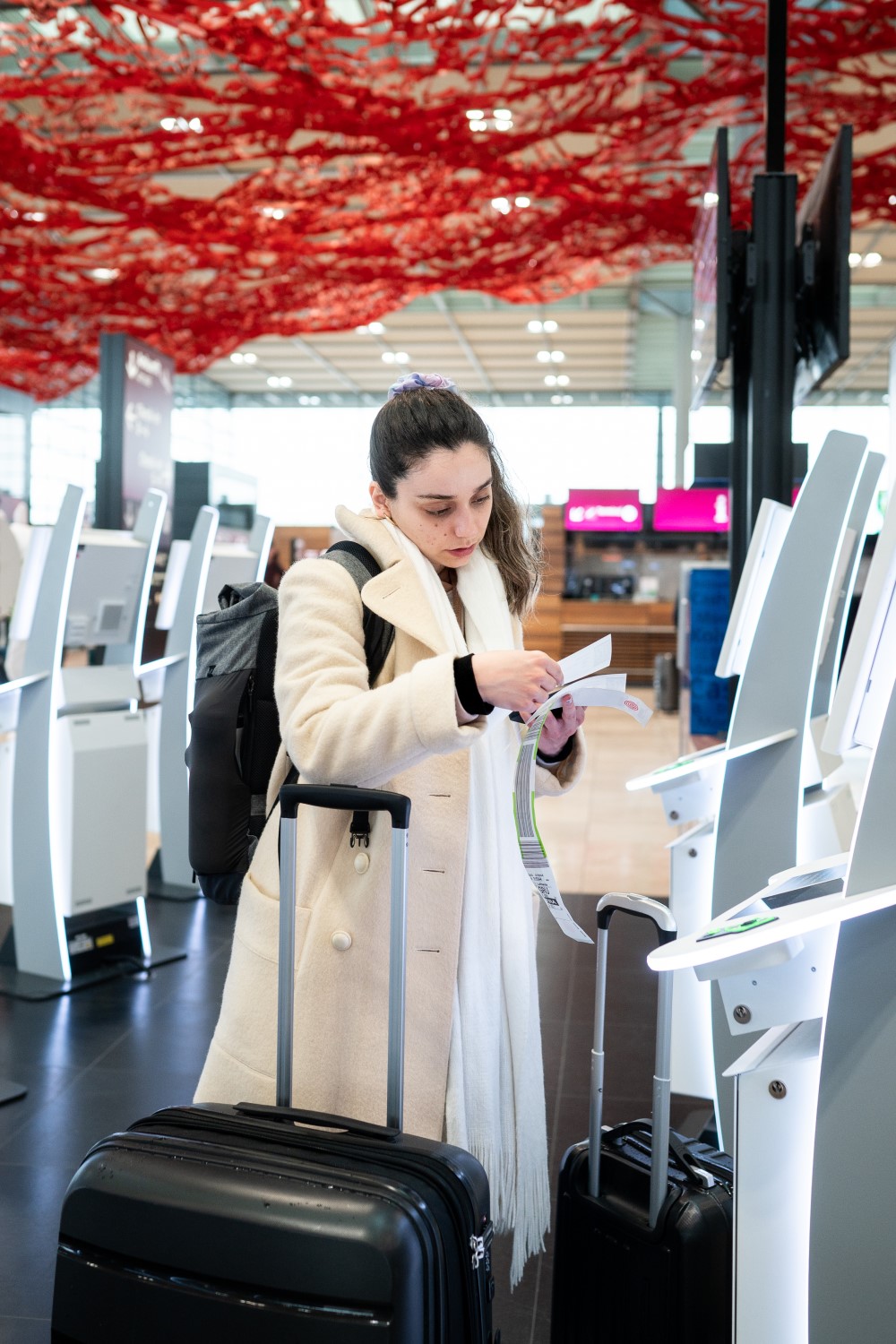 Zwei ältere Passagiere am Selbstbedienungsautomaten