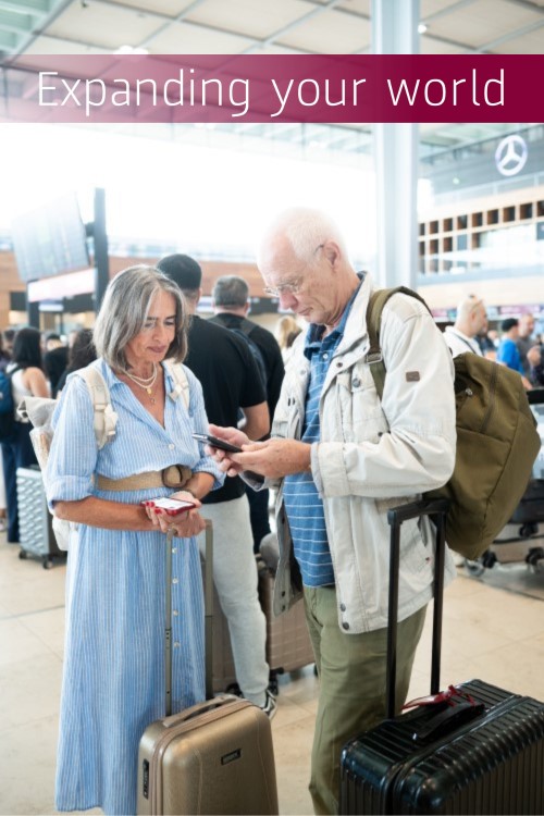 Passagiere in der Check-in Halle des BER