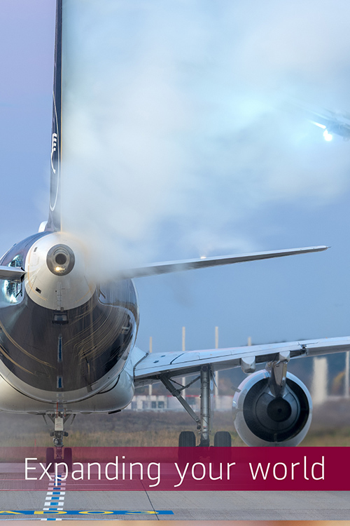 Enteisung eines Flugzeuges 