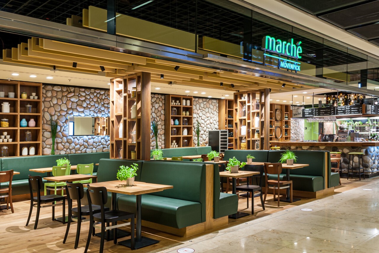 View of the Sandwich Manufaktur seating area from outside. The counter at the right end.