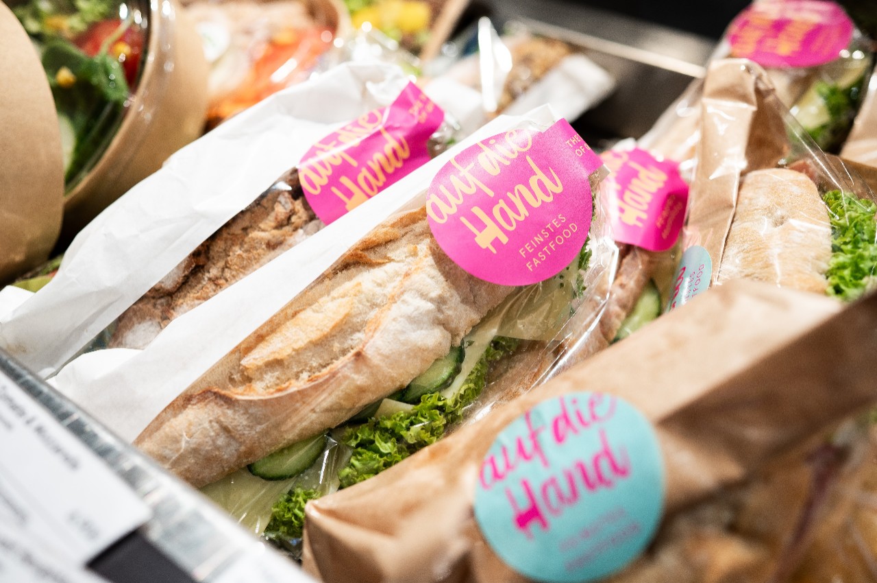 Store display Auzf die Hand. Wrapped baguettes.