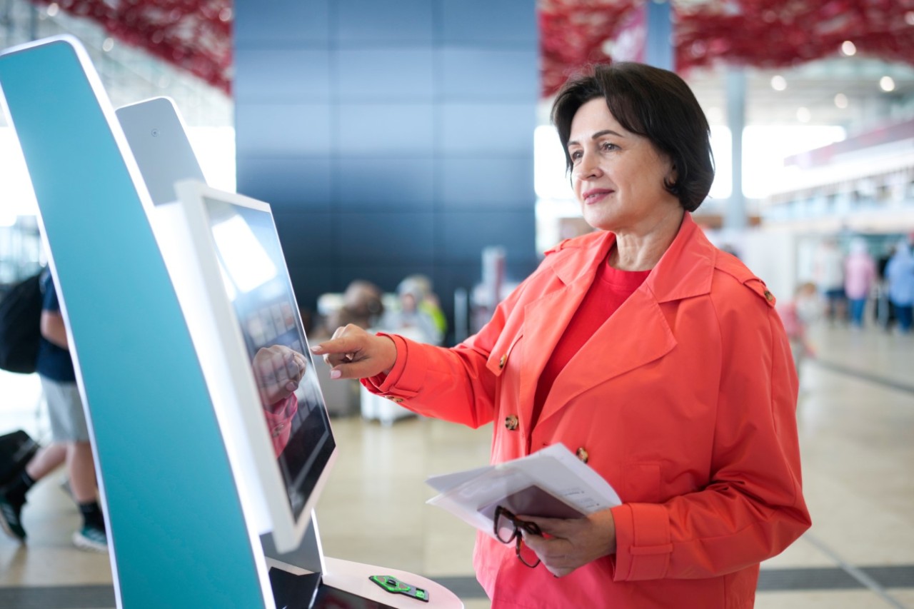 Person vor einem Self Service Automaten.