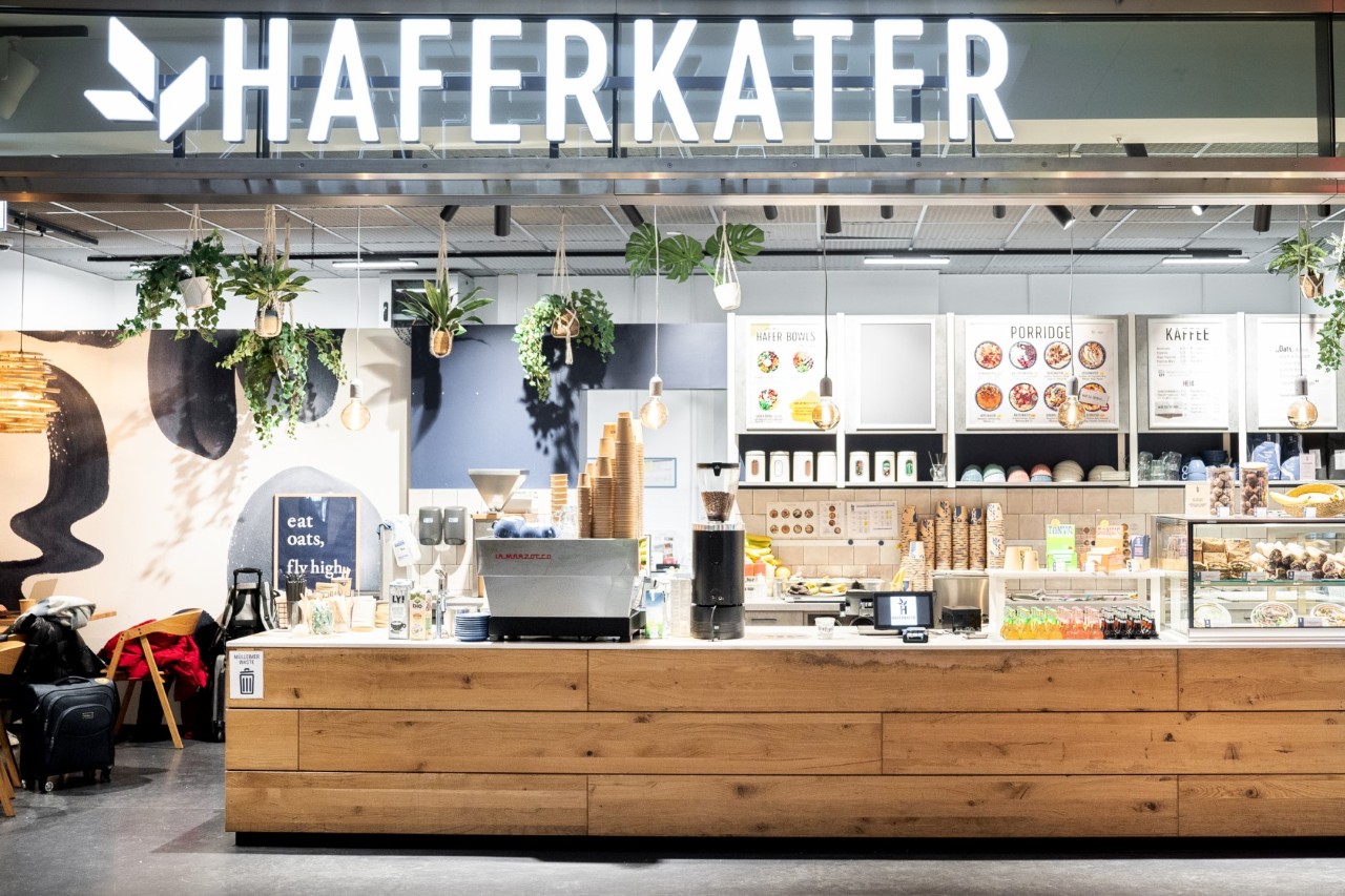 View from the outside to the Haferkater restaurant. 