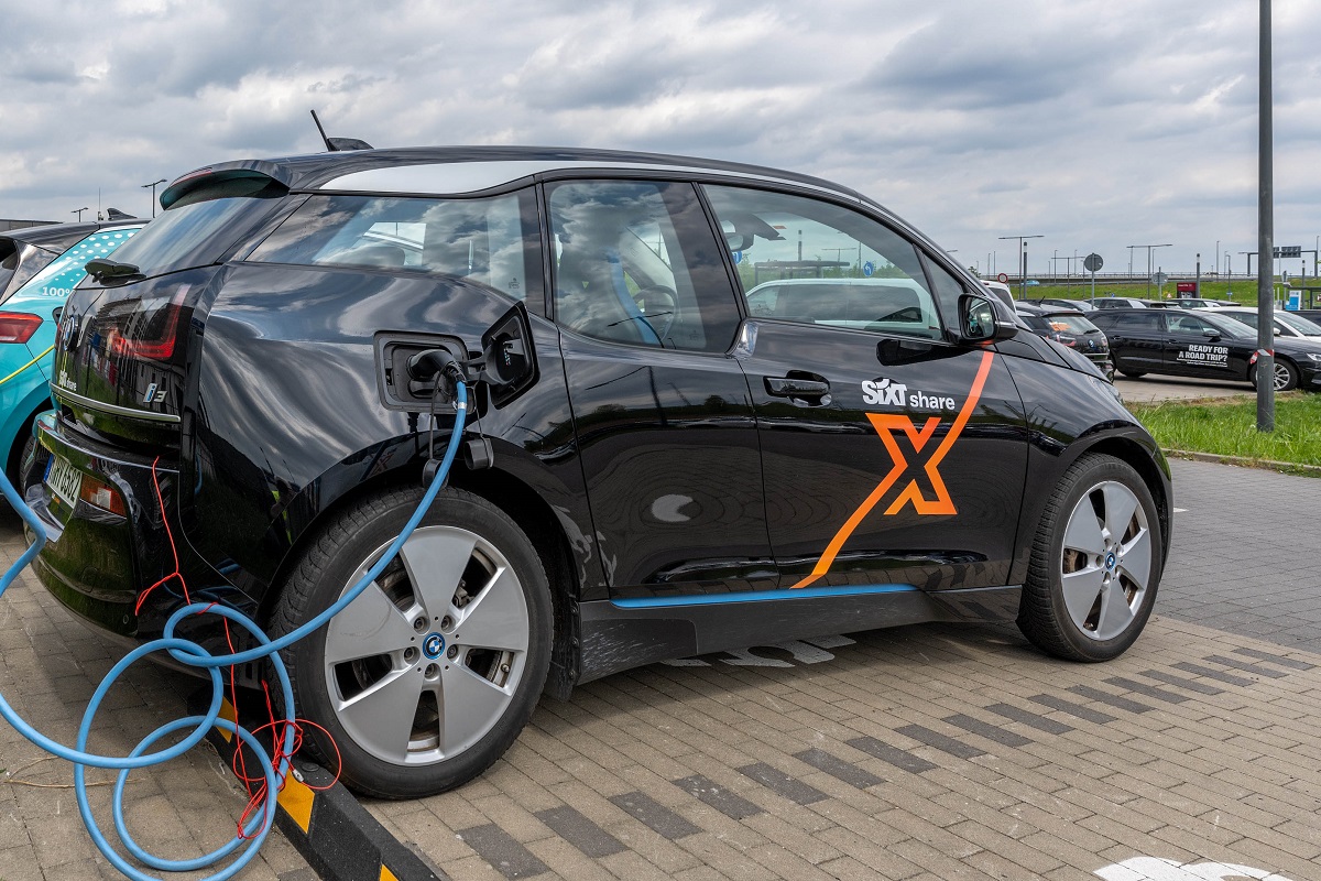 2 vehicles, 1 of which is labeled Sixt X