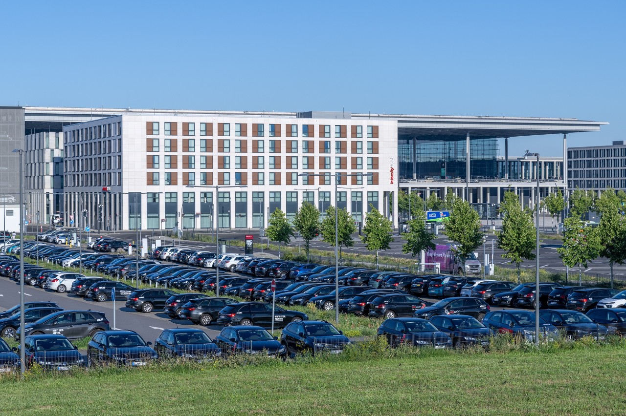 Parking P4. The parking lot, which includes car-sharing spaces, is located in Airport City, in close proximity to the terminals.