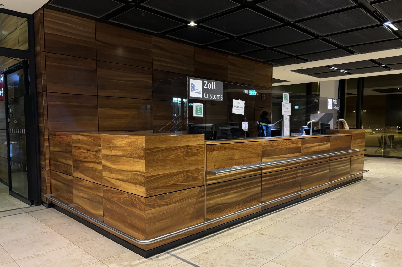 Customs counter in Terminal 1