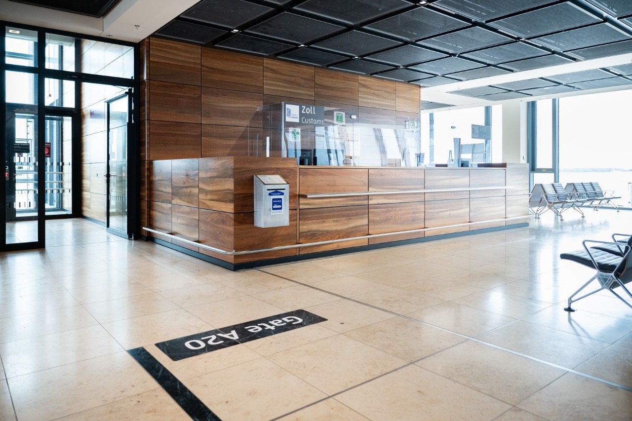 Brown Customs counter in Terminal 1