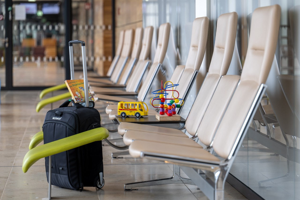Seats for parents in the play area. 1 suitcase in front.